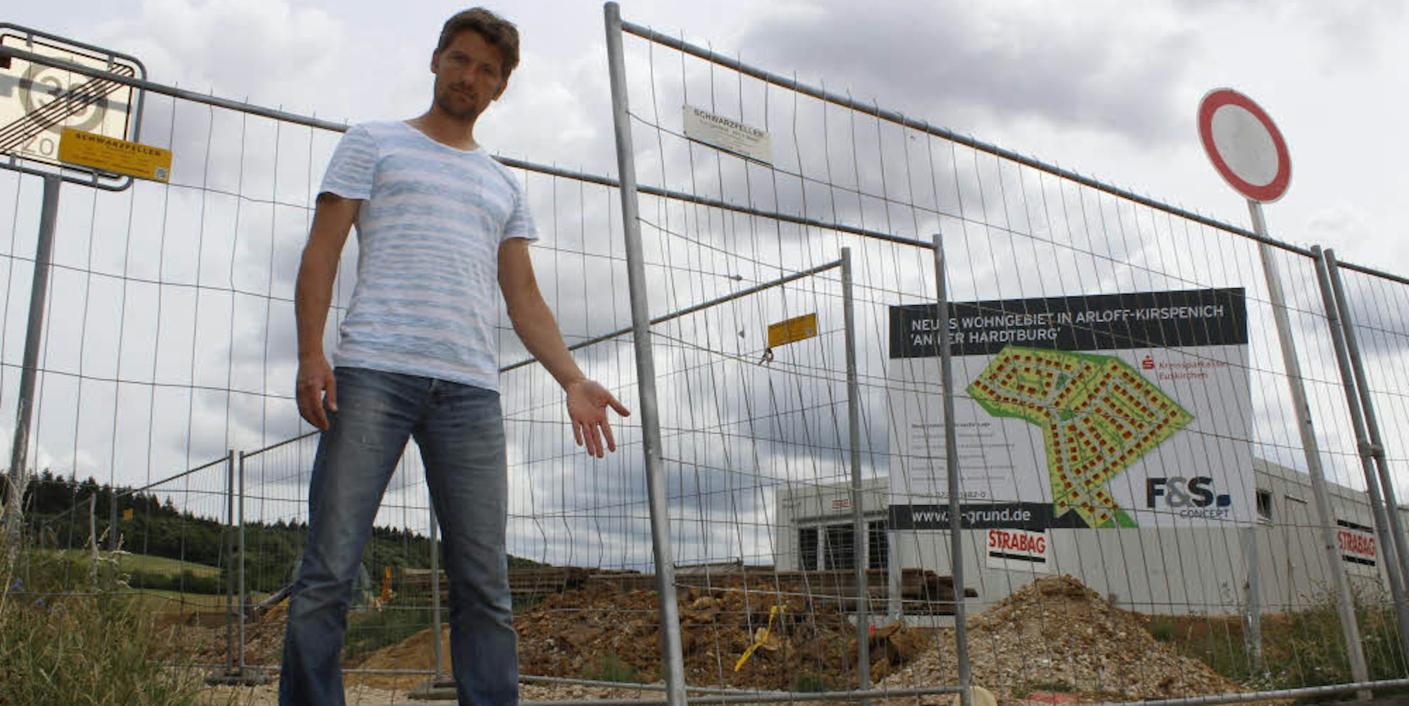 Kritik übt Anwohner Steffen Behringer an dem mobilen Zaun, der die Hardtburgstraße vom Kirspenicher Neubaugebiet trennt.